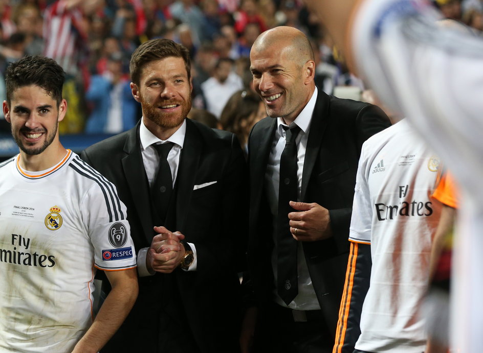 Xabi Alonso i Zinedine Zidane świętujący wygraną Realu Madryt w Lidze Mistrzów w 2014 r. (Xabi Alonso jako piłkarz, a Zidane jeszcze jako asystent Carlo Ancelottiego)