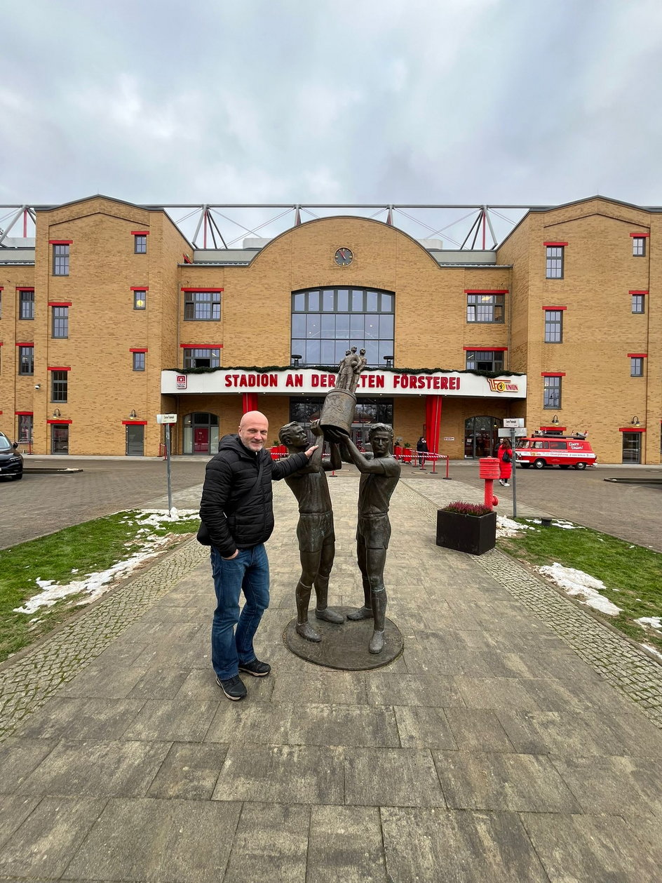 Jacek Mencel przed stadionem Unionu