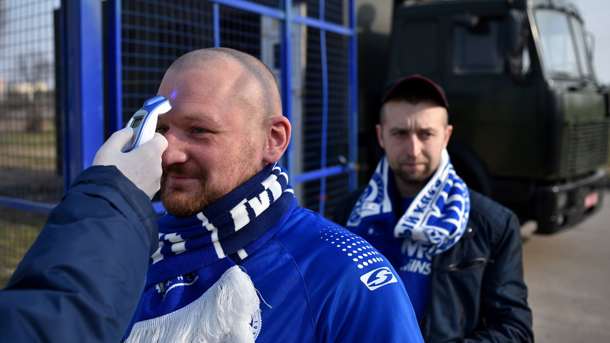 Kontrola kibica przed wejściem na stadion w Białorusi 