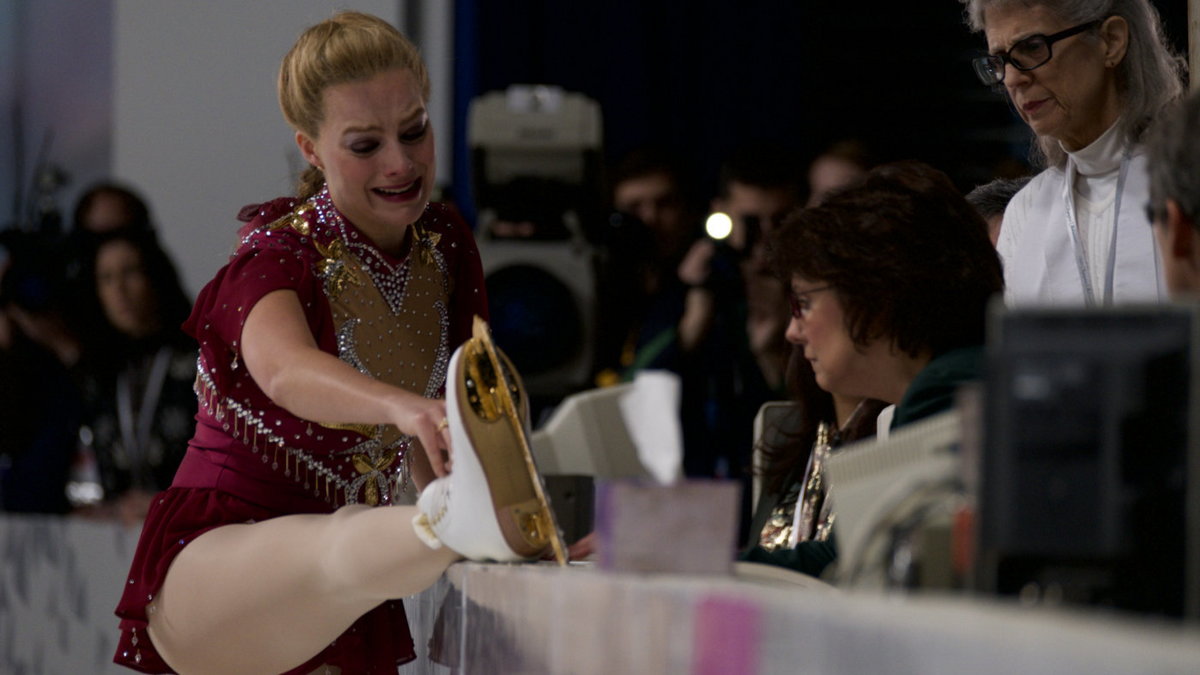 Scena z filmu "Ja, Tonya" pokazująca prawdziwe zdarzenie z Igrzysk 1994 r. Tonya Harding (tu grana przez Margot Robbie) pokazuje sędzi pękniętą sznurówkę w bucie próbując nakłonić ją do zgody na ponowny występ