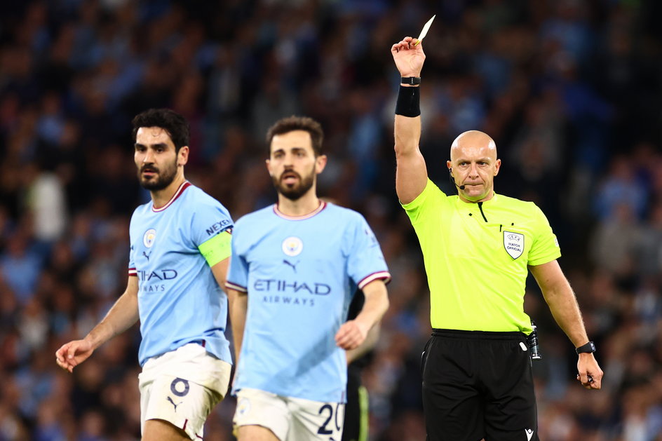 Szymon Marciniak (pierwszy z prawej) oraz dwóch zawodników Manchesteru City Ilkay Gundogan i Bernardo Silva. (Manchester City 4:0 Real Madryt, 17.05.2023r.).