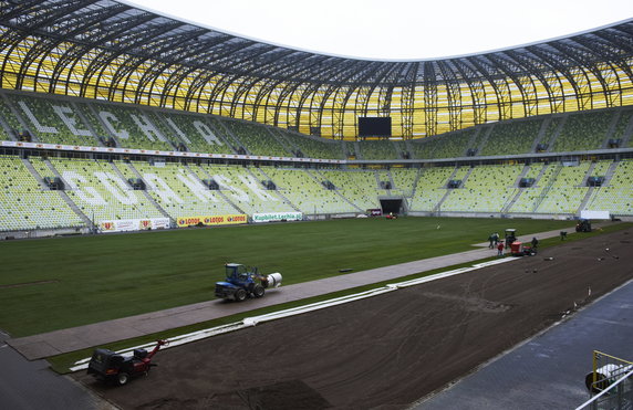 PIŁKA NOŻNA PGE ARENA GDAŃSK WYMIANA MURAWY