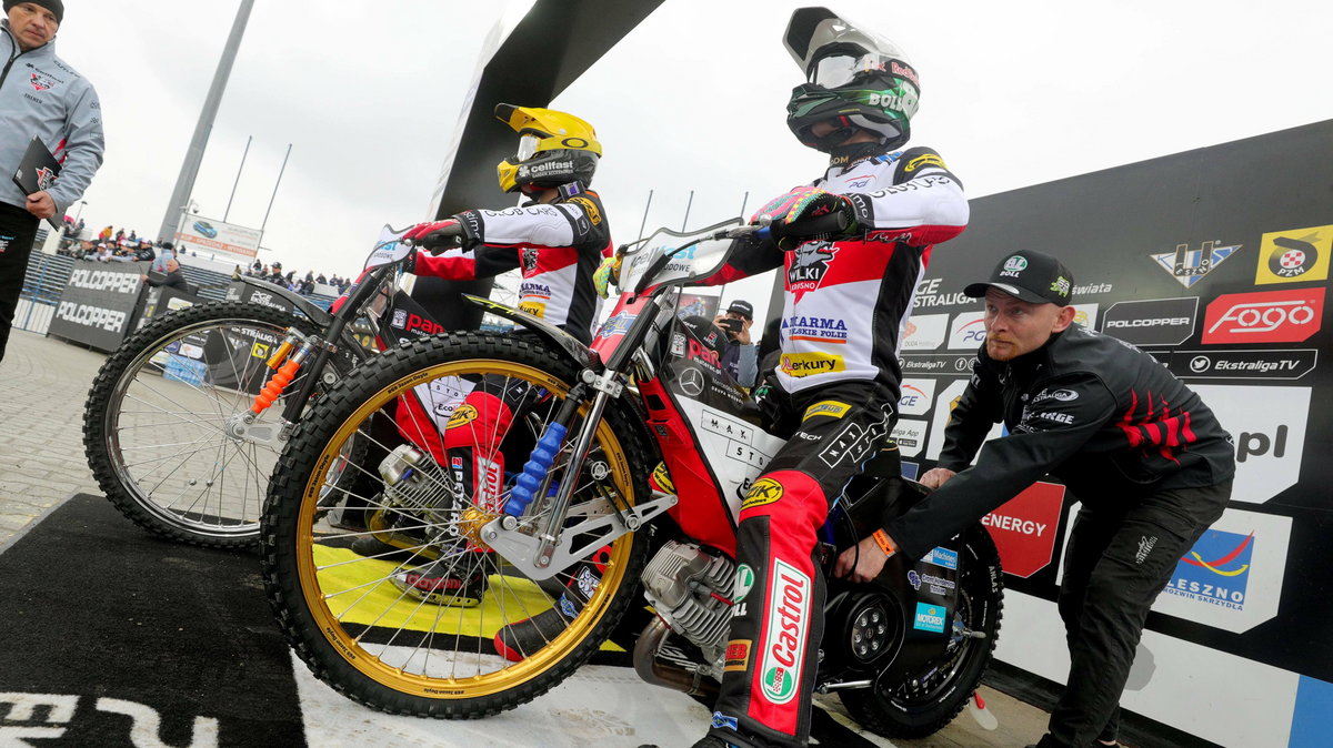 Jason Doyle (biały kask) i Andrzej Lebiediew (żółty kask)