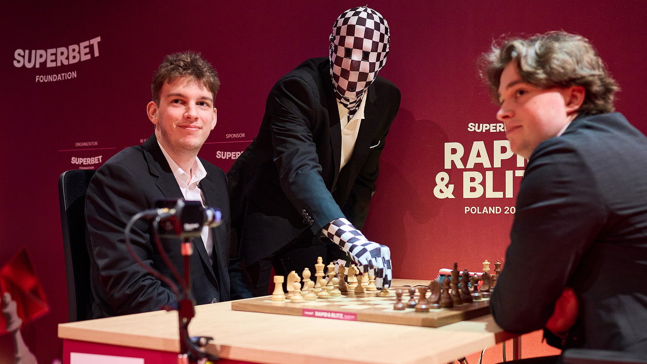 Pierwsza wygrana partia Jana-Krzysztofa Dudy. Magnus Carlsen prowadzi w Warszawie