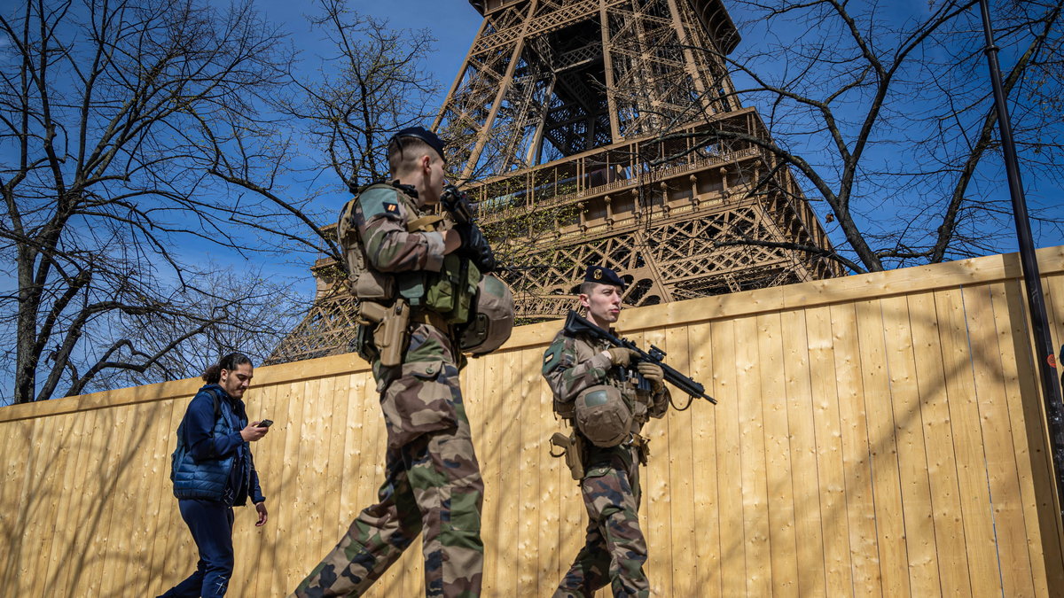 Żołnierze patrolujący okolice Wieży Eiffela