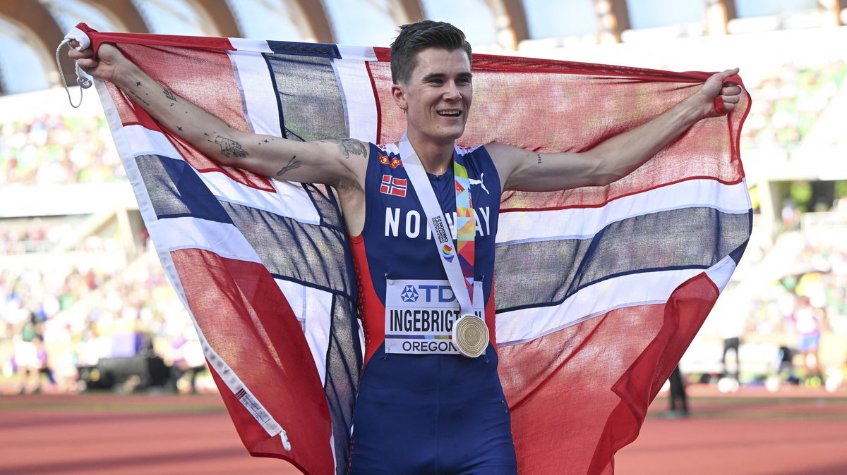 Jakob Ingebrigsten celebrujący złoty medal mistrzostw świata w biegu na 5000 m w 2022 r.