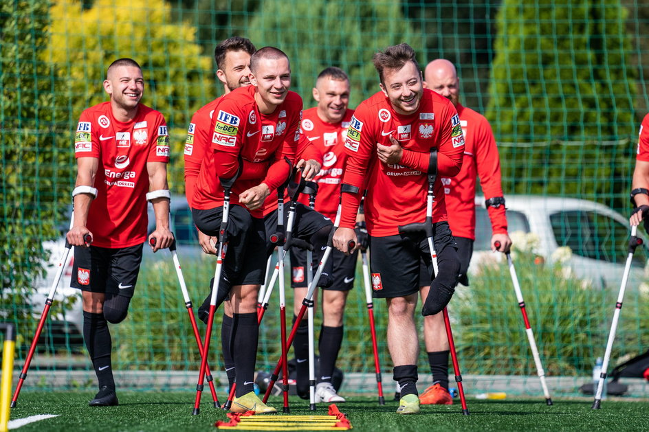 Krystian Kapłon (drugi z lewej) podczas treningu reprezentacji Polski w amp futbolu