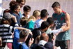 Robert Lewandowski rozdaje autografy