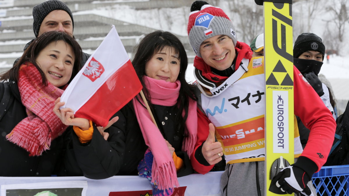 Kamil Stoch z kibicami 