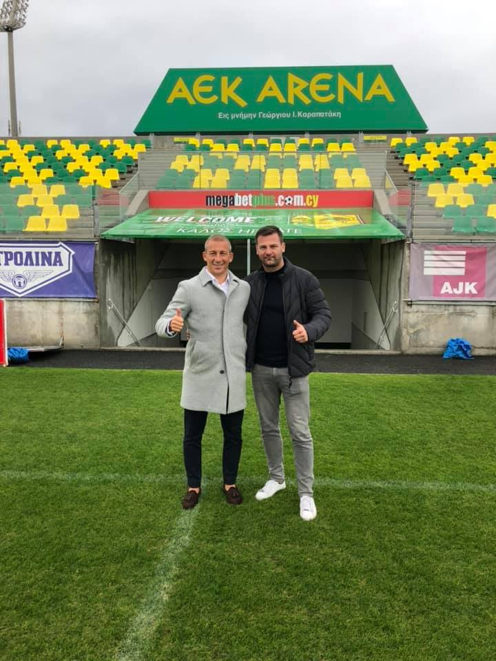 Robert Stachura (z lewej) z trenerem Adrianem Stawskim na stadionie w Larnace