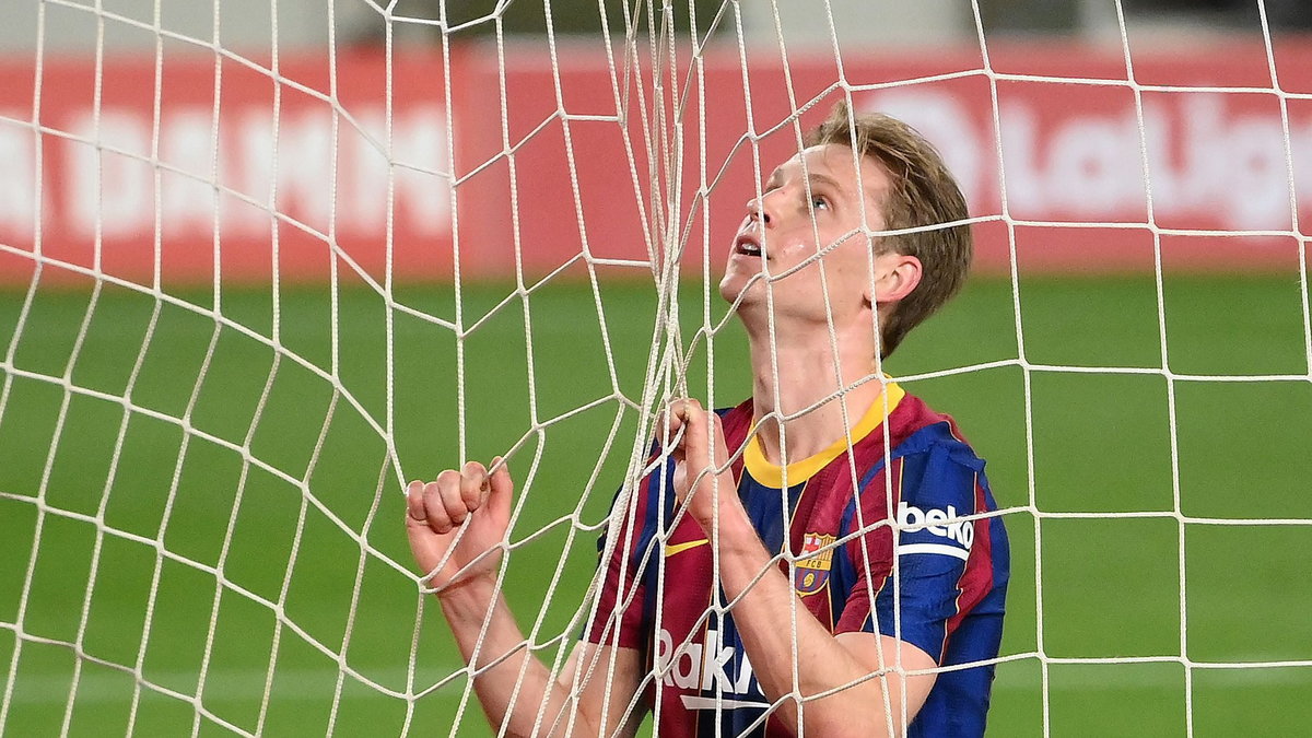 Pomocnik Barcelony Frenkie de Jong po porażce z Granadą może z niepokojem wypatrywać finiszu LaLiga.