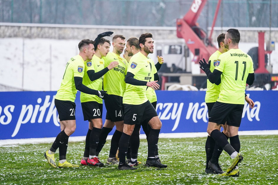 W 1/8 finału PP Puszcza wyeliminowała Lechię (3:1). W ćwierćfinale czas na inną drużynę znad Bałtyku – Arkę Gdynia.