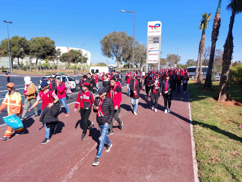 Kibice Wydad Casablanca w drodze na stadion