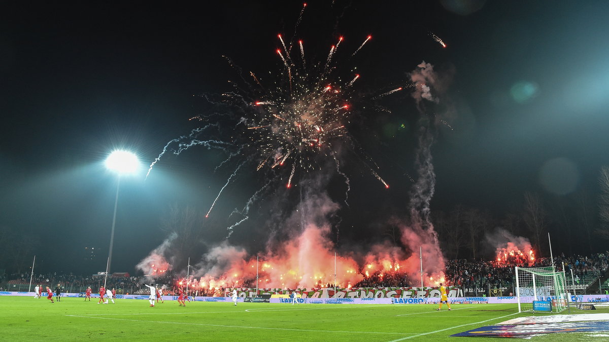 Pokaz pirotechniczny podczas meczu Zagłębie Sosnowiec – Legia