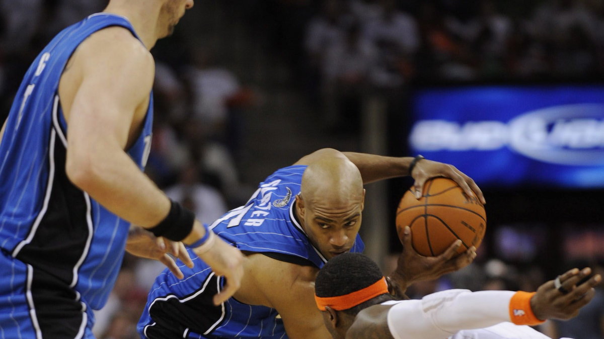 Vince Carter (C) i Marcin Gortat (L)