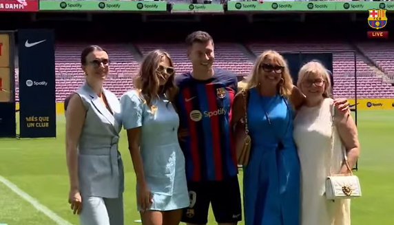 Robert Lewandowski z rodziną podczas prezentacji na Camp Nou