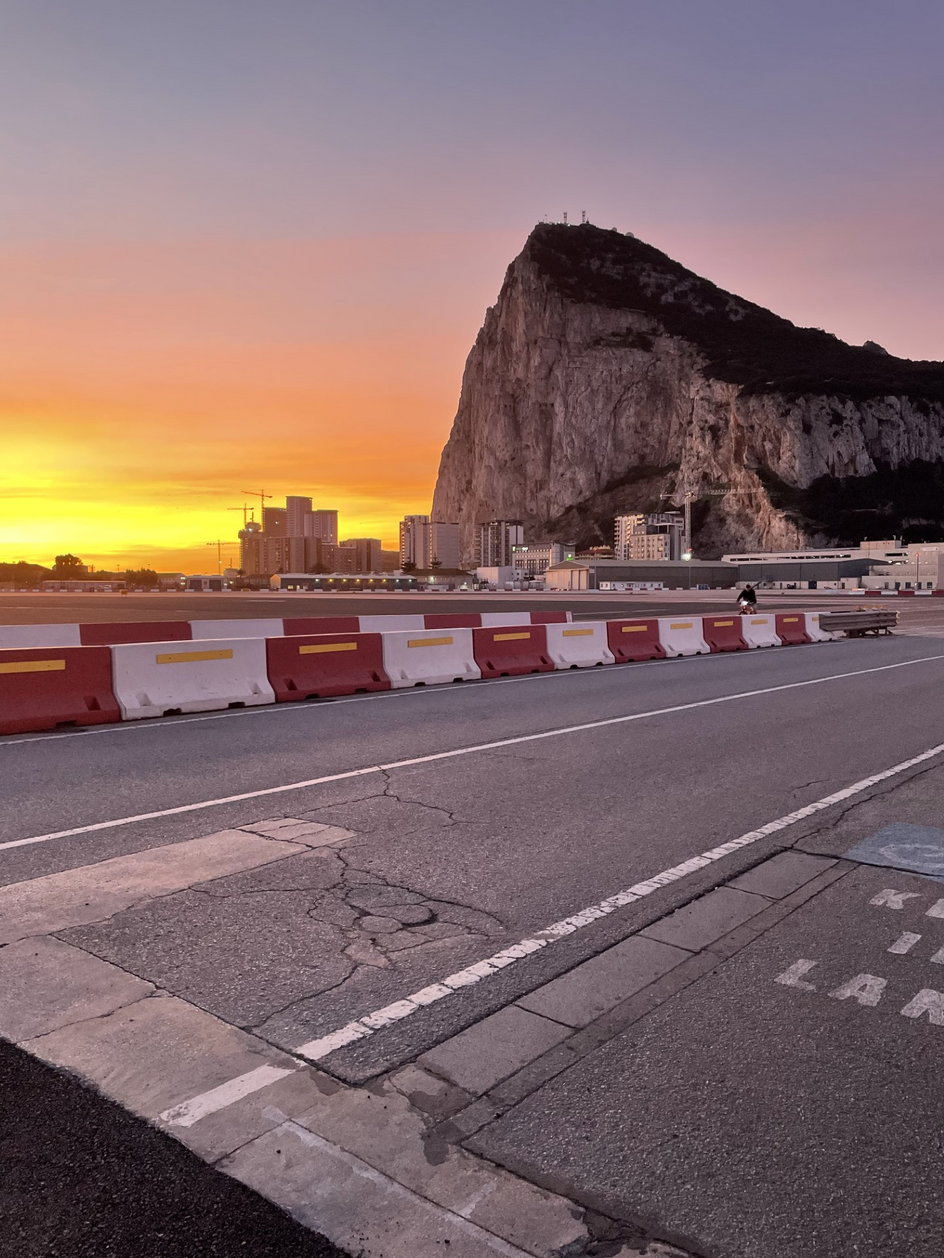 Pas startowy w Gibraltarze tuż obok granicy i największego miejscowego stadionu Victoria Stadium