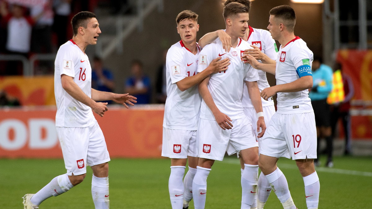 Jakub Bednarczyk odbiera gratulacje od kolegów z zespołu