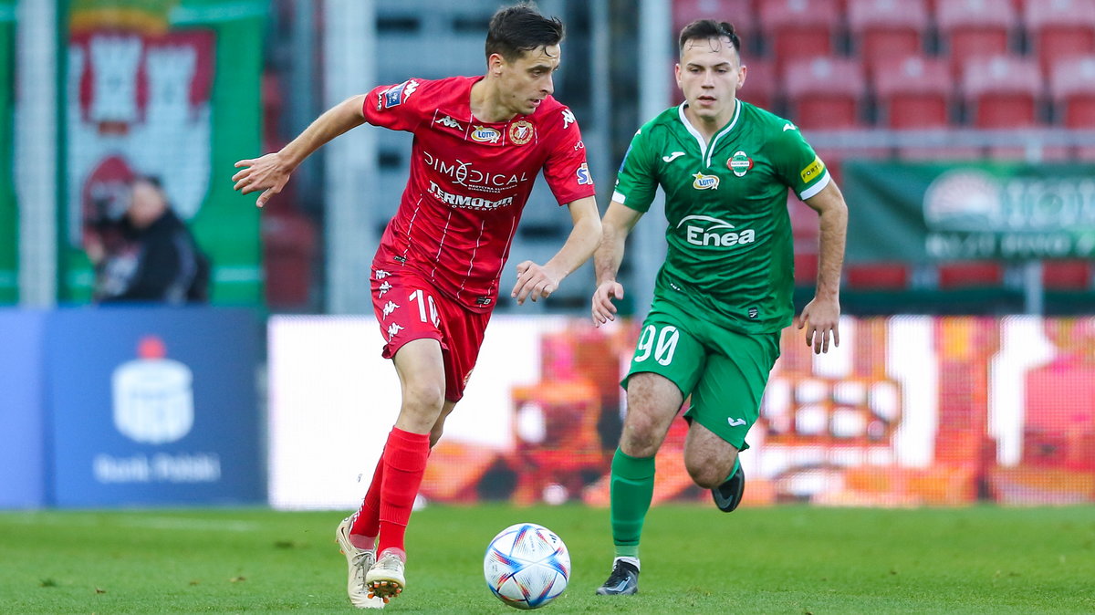 Jakub Nowakowski (z prawej) w meczu z Widzewem Łódź