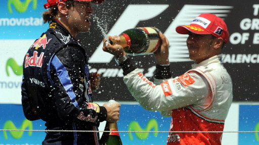 Sebastian Vettel (z lewej) świętuje w zwycięstwo w GP Walencji