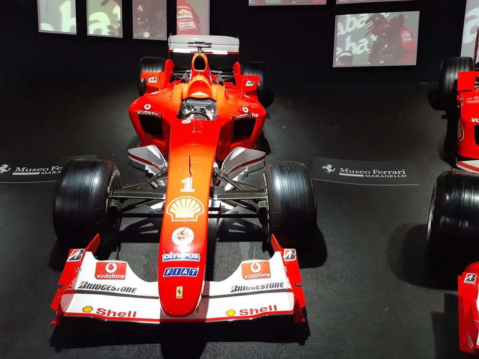 Muzeum Ferrari w Maranello. Wystawione jest tu wiele bolidów F1.