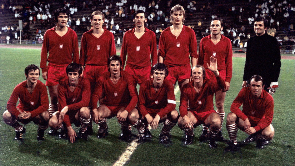 Reprezentacja Polski po finale IO 1972. Górny rząd od lewej: Zygmunt Anczok, Jerzy Kraska, Kazimierz Deyna, Jerzy Gorgoń, Zygmunt Maszczyk i Hubert Kostka. Dolny rząd od lewej: Zygfryd Szołtysik, Lesław Ćmikiewicz, Zbigniew Gut, Włodzimierz Lubański, Robert Gadocha i Ryszard Szymczak