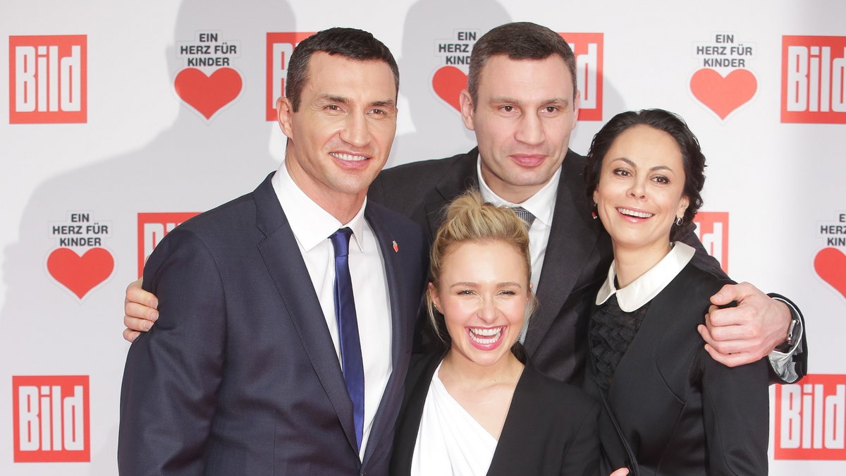 Władimir Kliczko z partnerką Hayden Panettiere oraz Witalij Kliczko z żoną Natalią