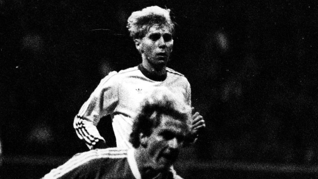 Piotr Skrobowski w krótkiej reprezentacyjnej karierze grał przeciwko renomowanym rywalom - 2 września 1981 roku był w składzie w meczu z RFN (0:2) na Stadionie Śląskim.