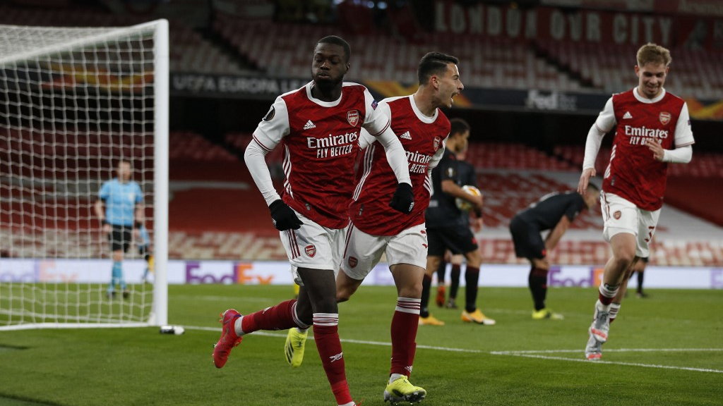 Nicolas Pepe (z lewej) w barwach Arsenalu Londyn cieszy się ze zdobycia gola