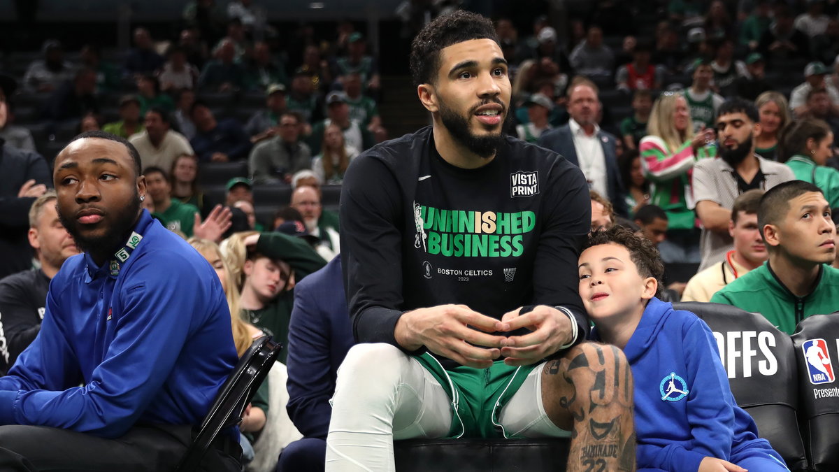 Jayson Tatum z Boston Celtics na ławce rezerwowych