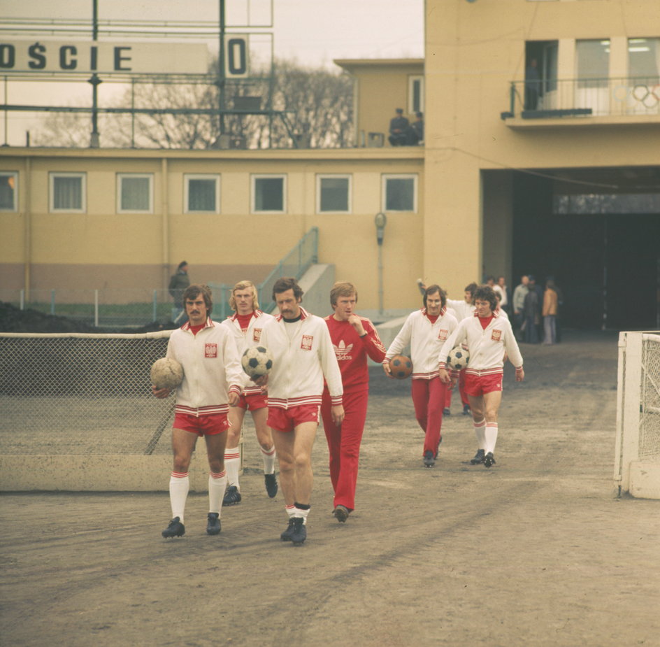 Jacek Gmoch (w czerwonym dresie) i jego reprezentacja Polski