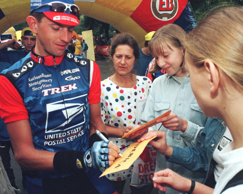 Dariusz Baranowski rozdaje autografy przez startem IV etapu 55. wyścigu Tour de Pologne.