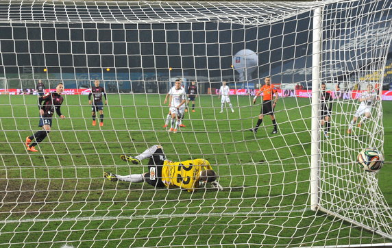 PIŁKA NOŻNA LIGA POLSKA POGOŃ SZCZECIN GKS BEŁCHATÓW (Marcin Robak Emilijus Zubasow )