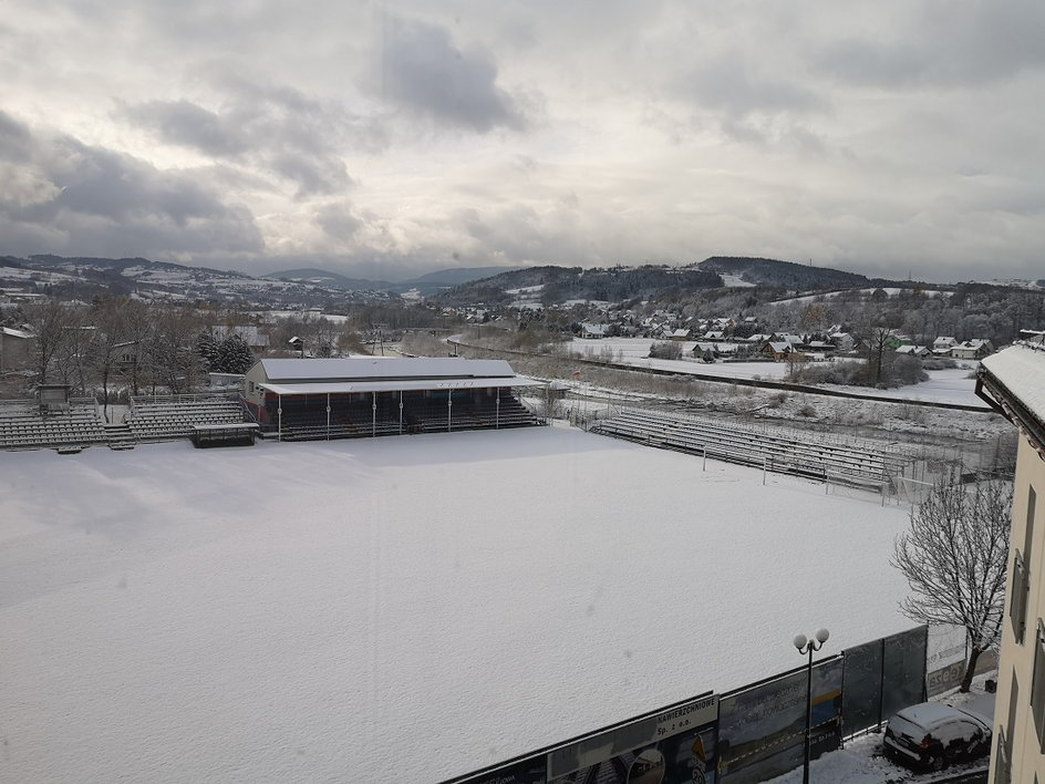 Stadion Kolejarza w zimowej scenerii