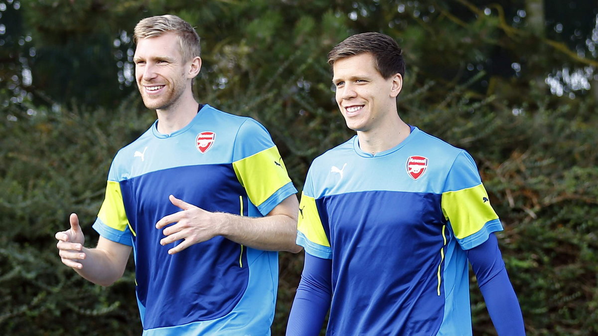 Per Mertesacker (L) i Wojciech Szczęsny (P)