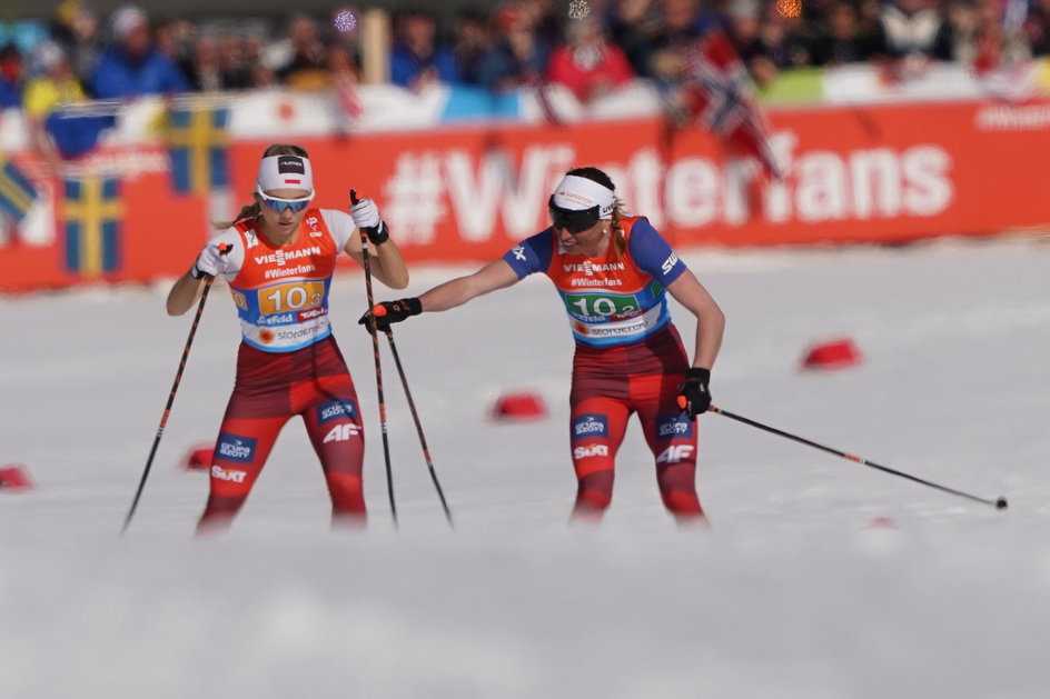 Z Justyną Kowalczyk-Tekieli, która od zawsze była dla Izy wzorem, współpracują w kadrze juniorskiej. W 2019 roku na mistrzostwach świata w w Seefeld biegły razem w sztafecie. Polki zajęły wówczas 13. miejsce w składzie z Moniką Skinder i Urszulą Łętochą.