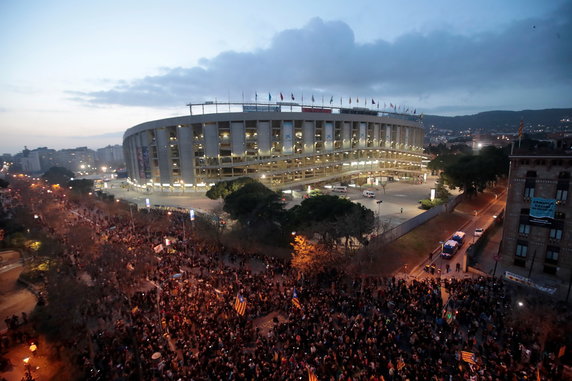 epa08079676 - SPAIN CATALONIA CRISIS (Protests ahead of FC Barcelona and Real Madrid soccer match)