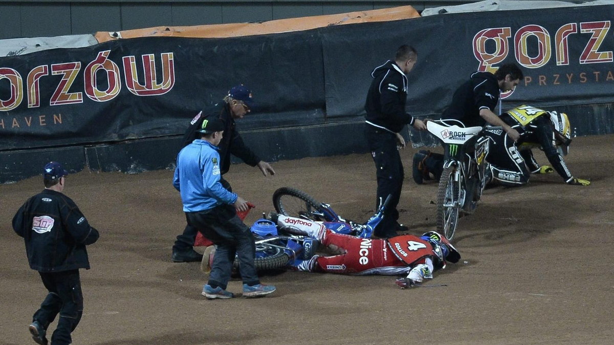 Tomasz Gollob leży, Tai Woffinden próbuje wstać