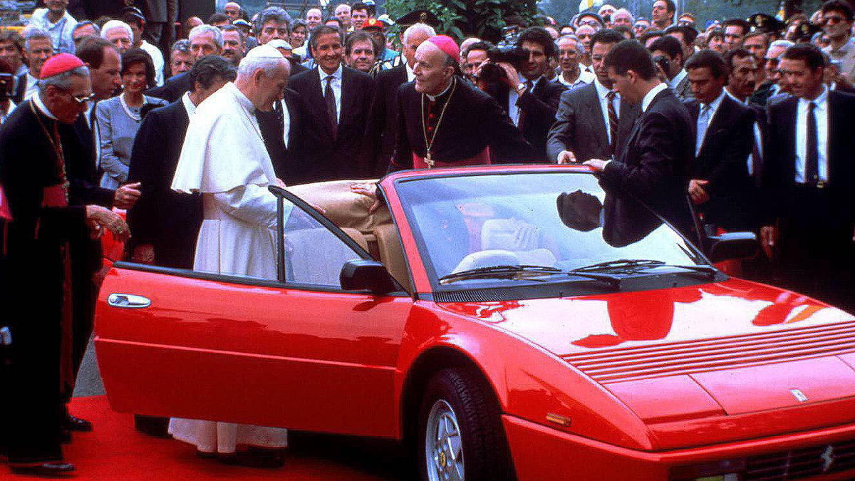 Jan Paweł II wsiada do Ferrari