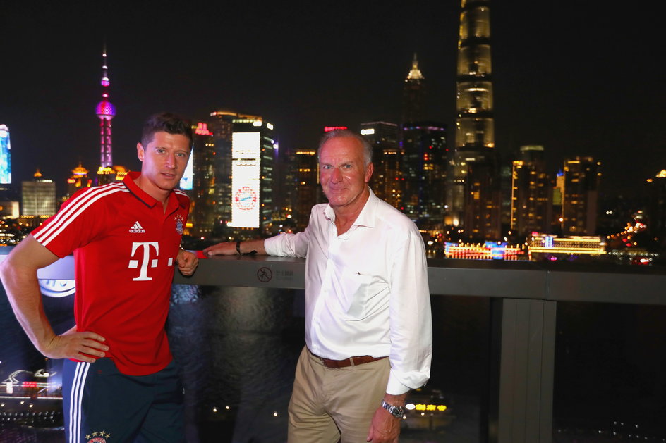 Rok 2016. Robert Lewandowski i Karl-Heinz Rummenigge