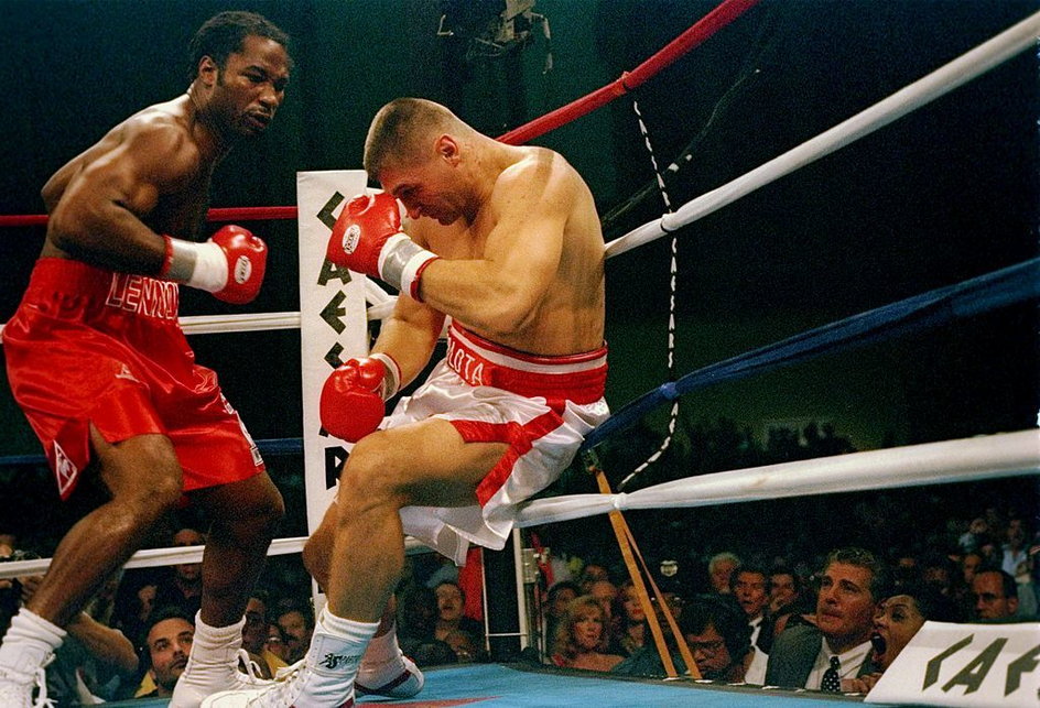 Lennox Lewis nokautuje Andrzeja Gołotę