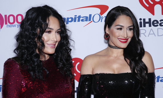 Brie Bella (z lewej) i Nikki Bella