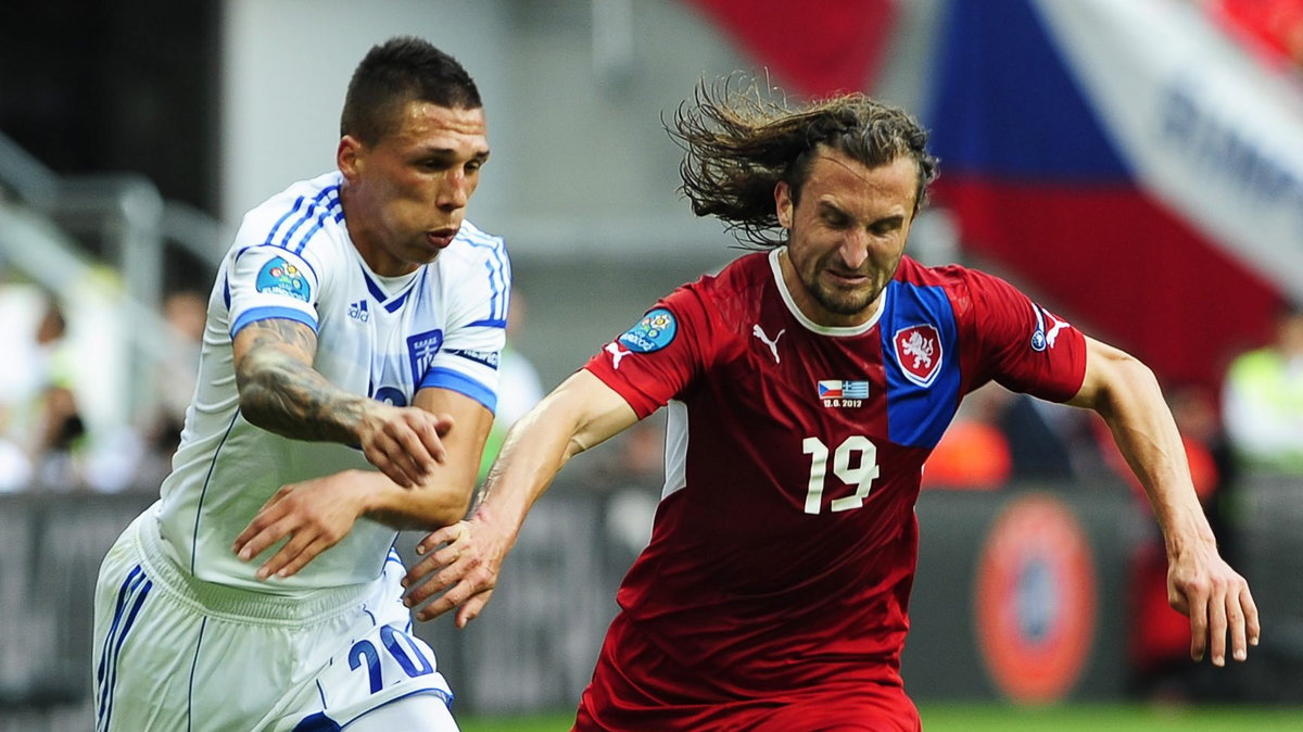 Grecja - Czechy: Jose Holebas (L) i Petr Jiracek (P)