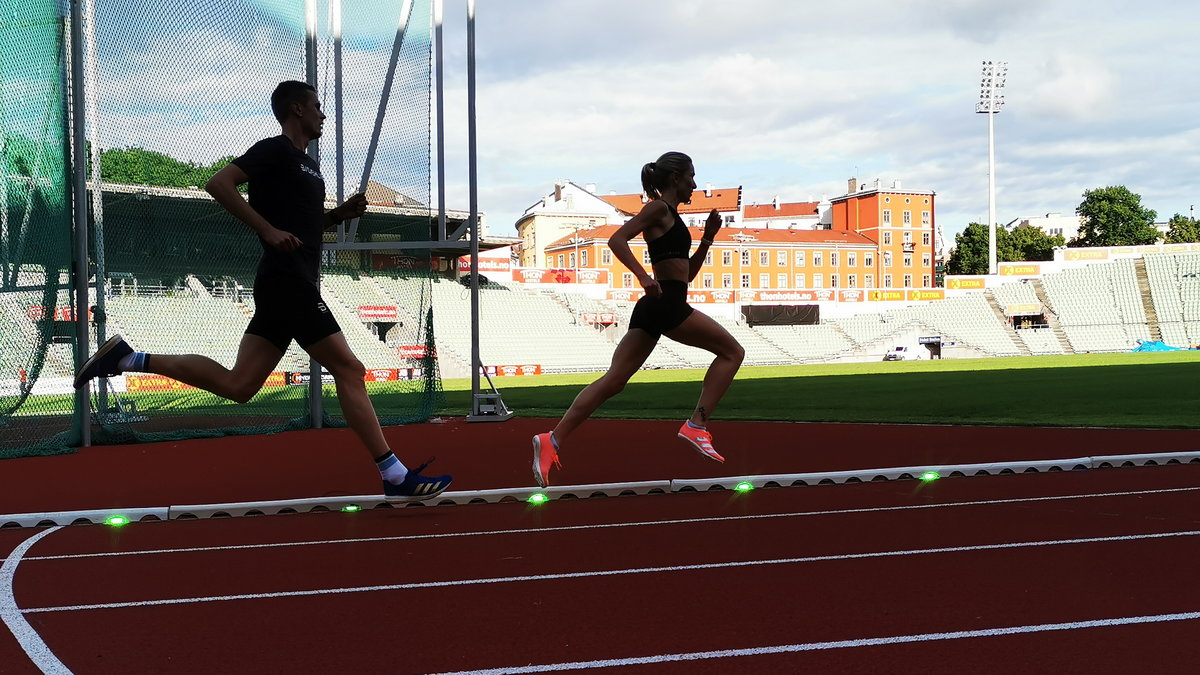 Karoline Bjerkeli Grovdal i system Wavelight na stadionie w Oslo