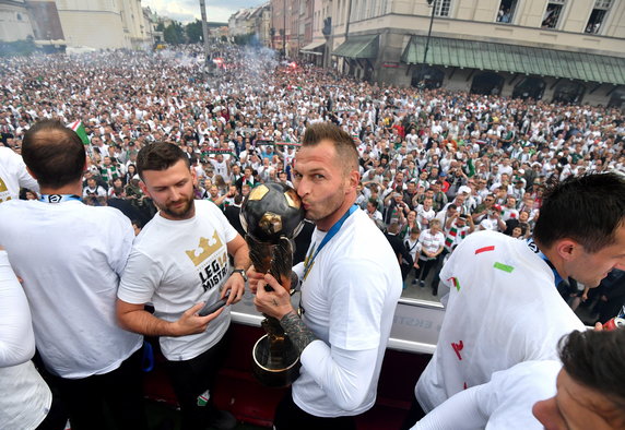 18521163 - PIŁKA NOŻNA EKSTRAKLASA DEKORACJA LEGII WARSZAWA (Arkadiusz Malarz)