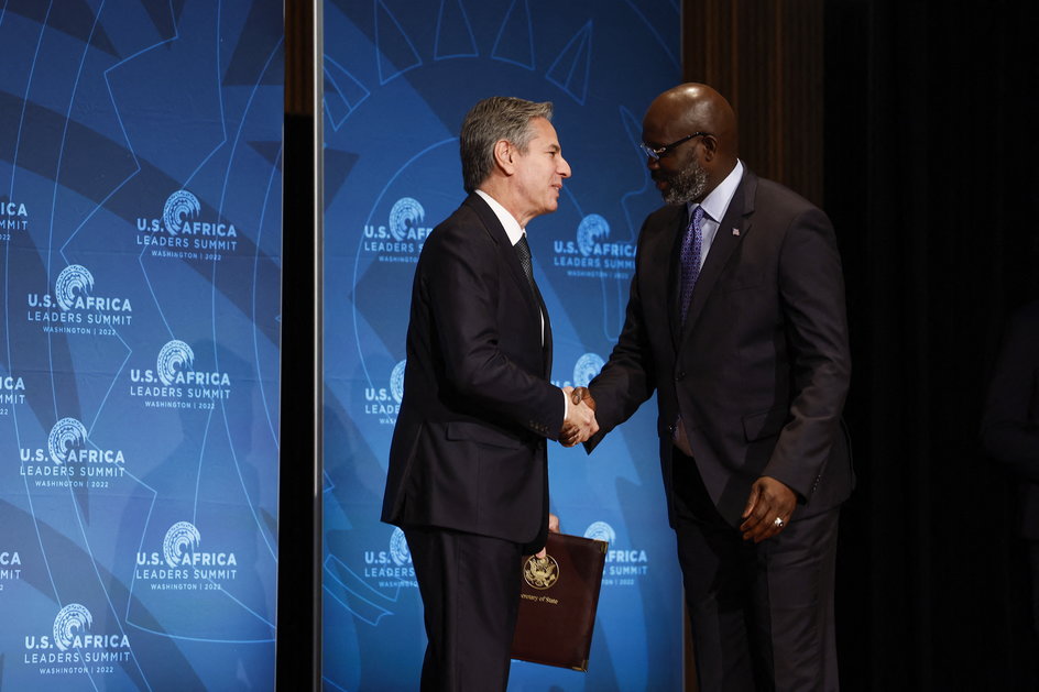 Sekretarz Stanu USA Anthony Blinken i prezydent Liberii George Weah (13 grudnia 2022 r)