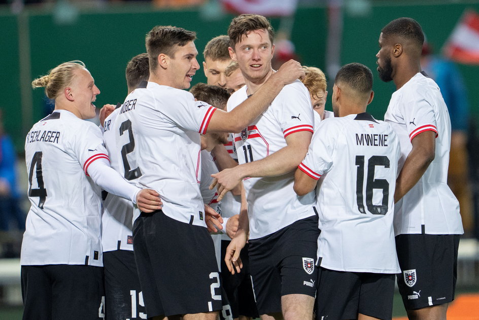 Radość austriackich piłkarzy po golu w towarzyskim meczu z Turcją, na pierwszym planie zdobywca trzech bramek Michael Gregoritsch