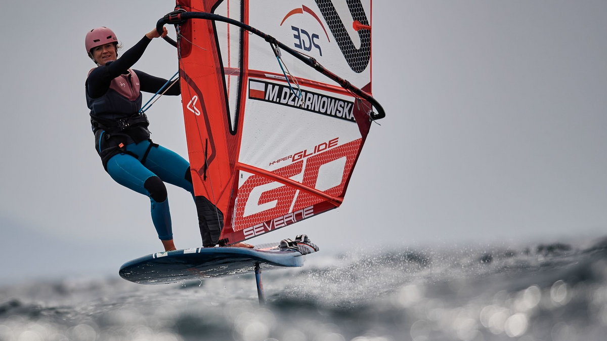 Maja Dziarnowska na desce windsurfingowej olimpijskiej klasy iQFoil