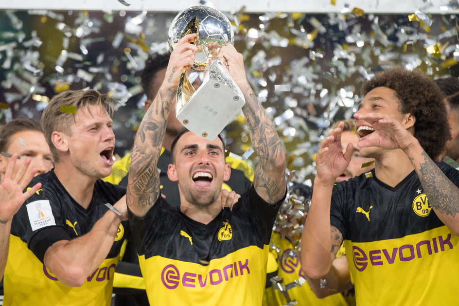 Łukasz Piszczek, Paco Alcacer i Axel Witsel z trofeum za triumf w Superpucharze Niemiec w 2019 roku po pokonaniu Bayernu Monachium 2:0