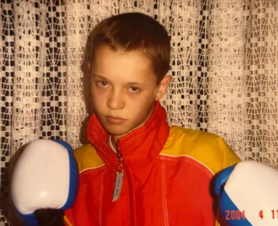 Urodzony w 1989 roku chłopak z małej miejscowości Kosów pod Radomiem rozpoczął treningi bokserskie jako 12-latek.